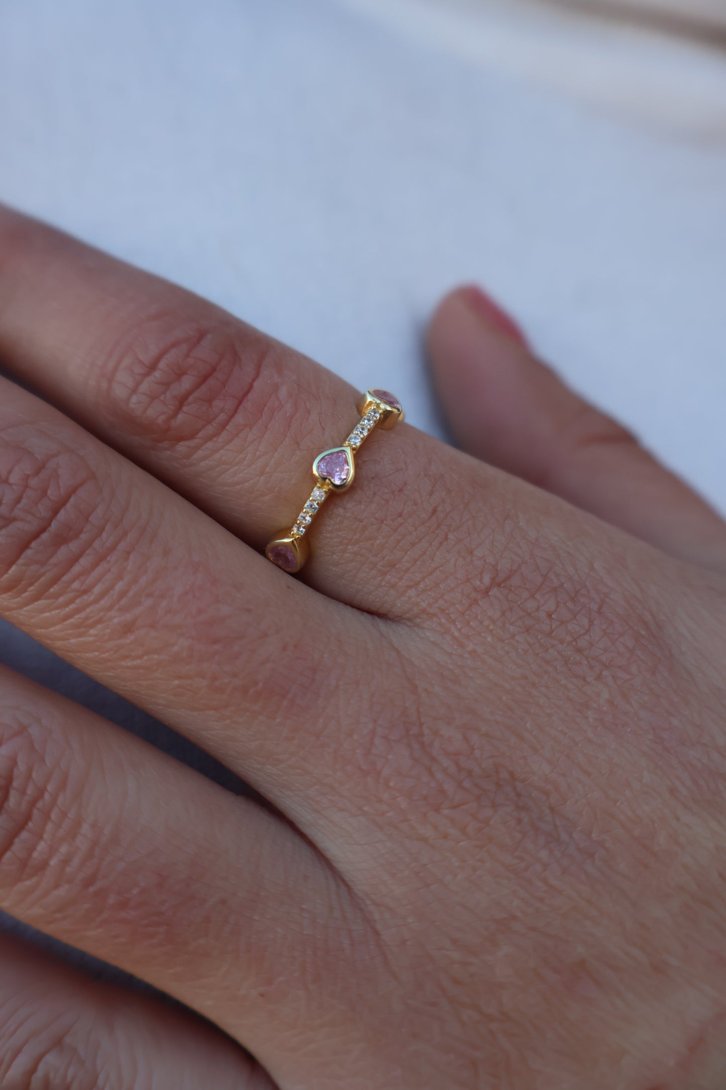 Anillo Lovers en plata de ley 925, símbolo del amor eterno, con un diseño elegante y moderno de Fiora Jewels