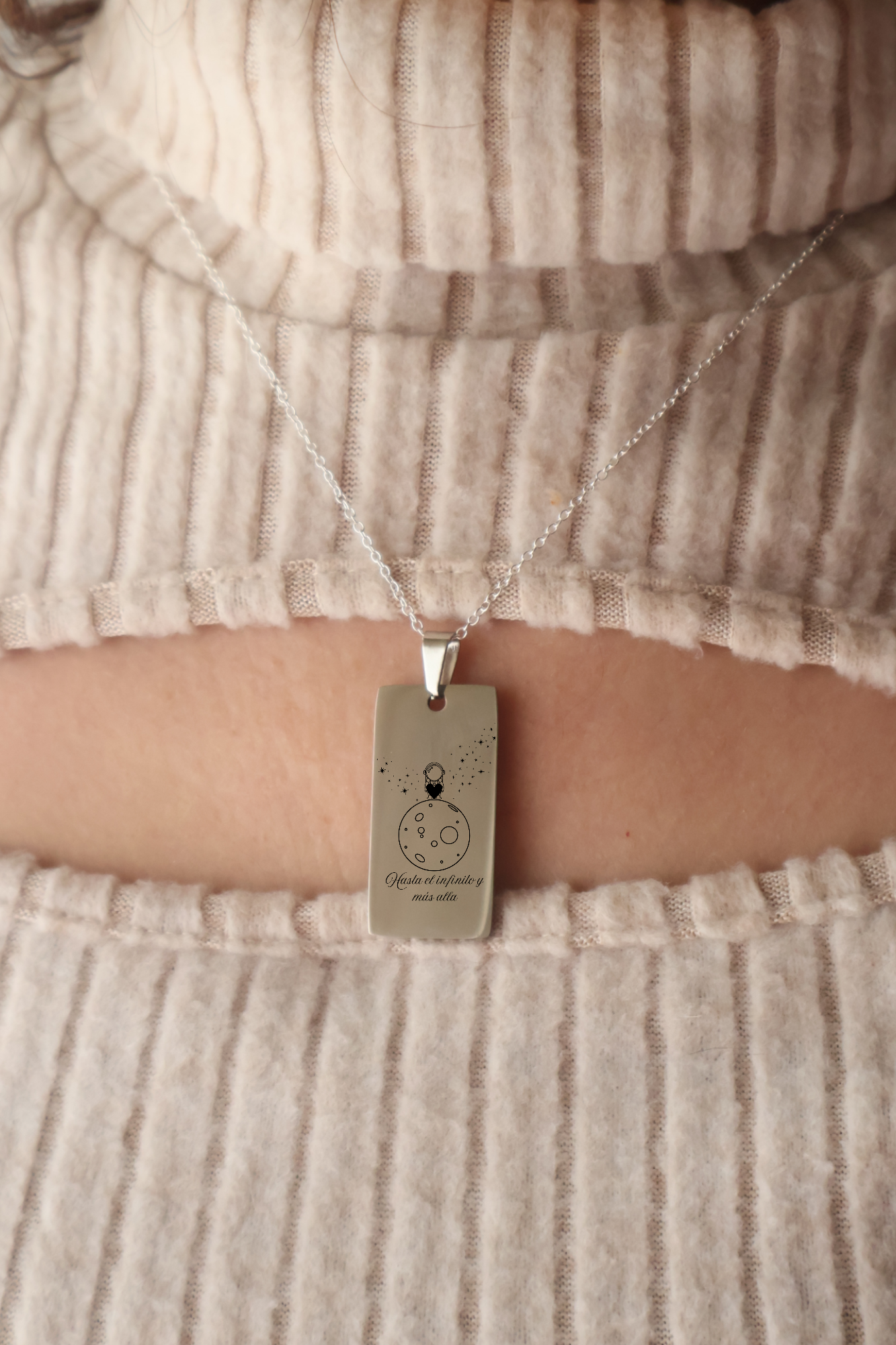 Collar 'Hasta el infinito y más allá' de Fiora Jewels, joya en plata 925 con símbolo del infinito, ideal para un regalo especial lleno de significado.