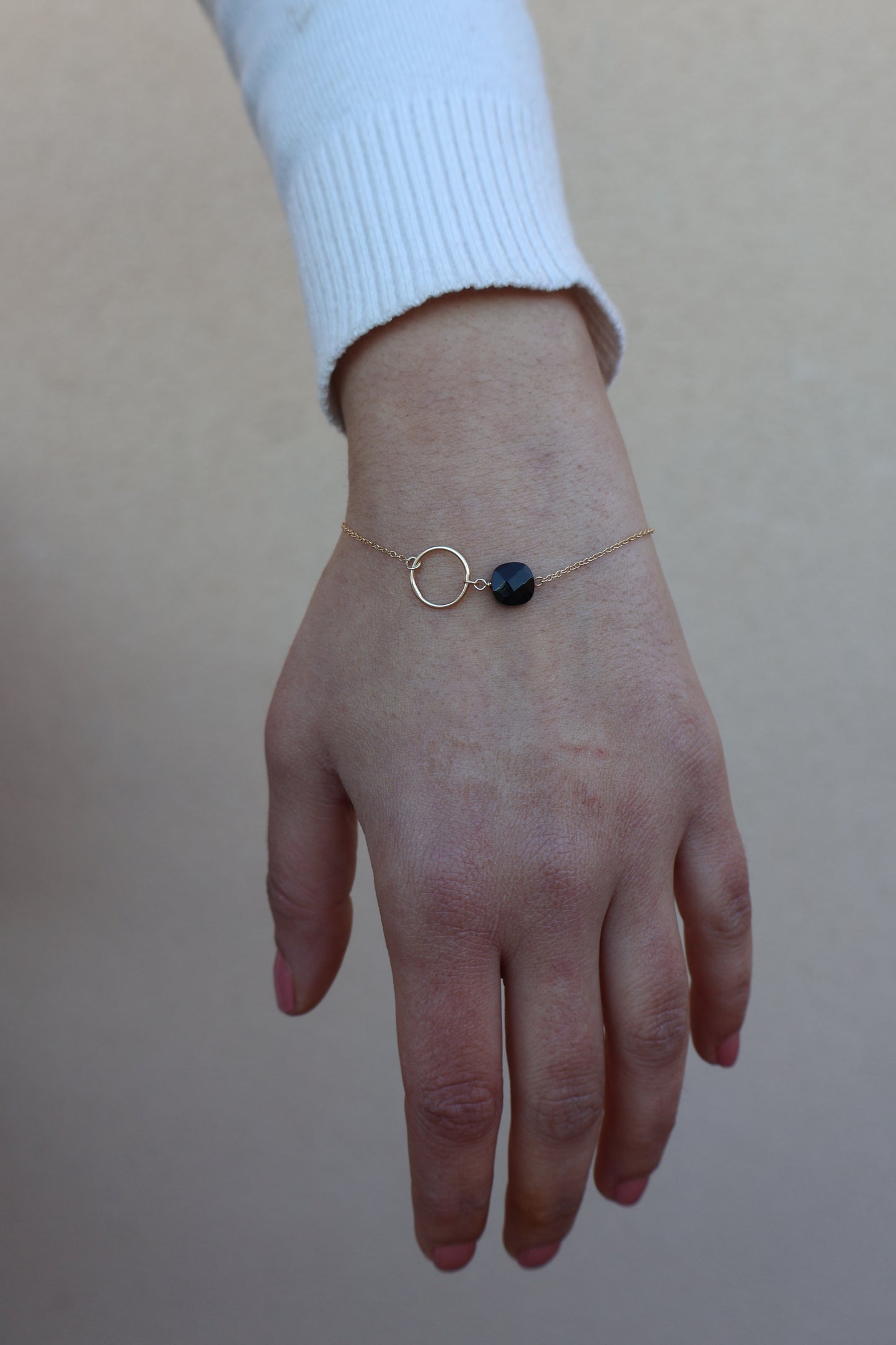 Pulsera de Ónix Negro de Fiora Jewels, joya exclusiva en plata 925 con ónix negro, ideal para agregar un toque de sofisticación a tu estilo