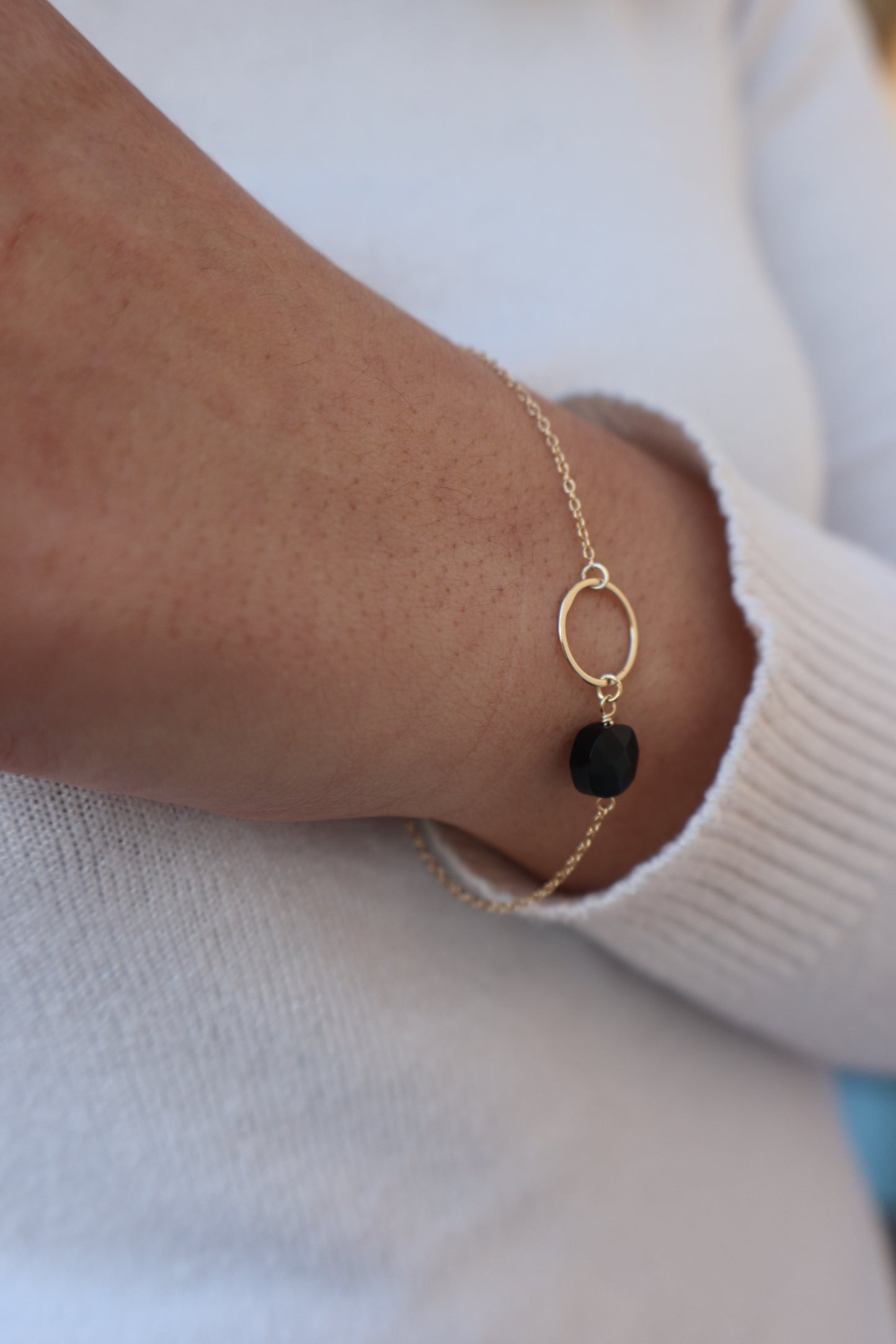 Pulsera de Ónix Negro en plata 925 de Fiora Jewels, con un diseño minimalista que resalta la belleza de las piedras negras naturales