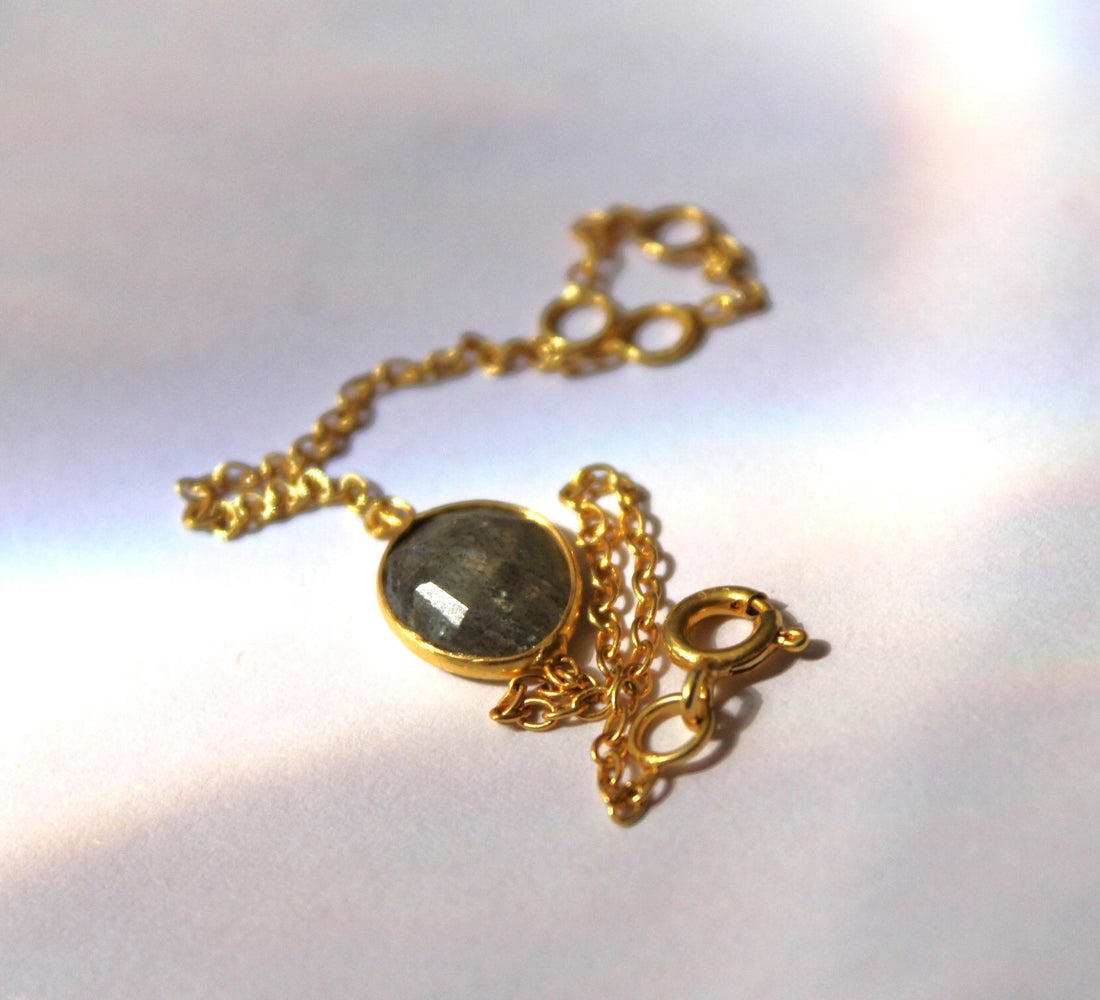 Pulsera de plata chapada en oro con Labradrorita