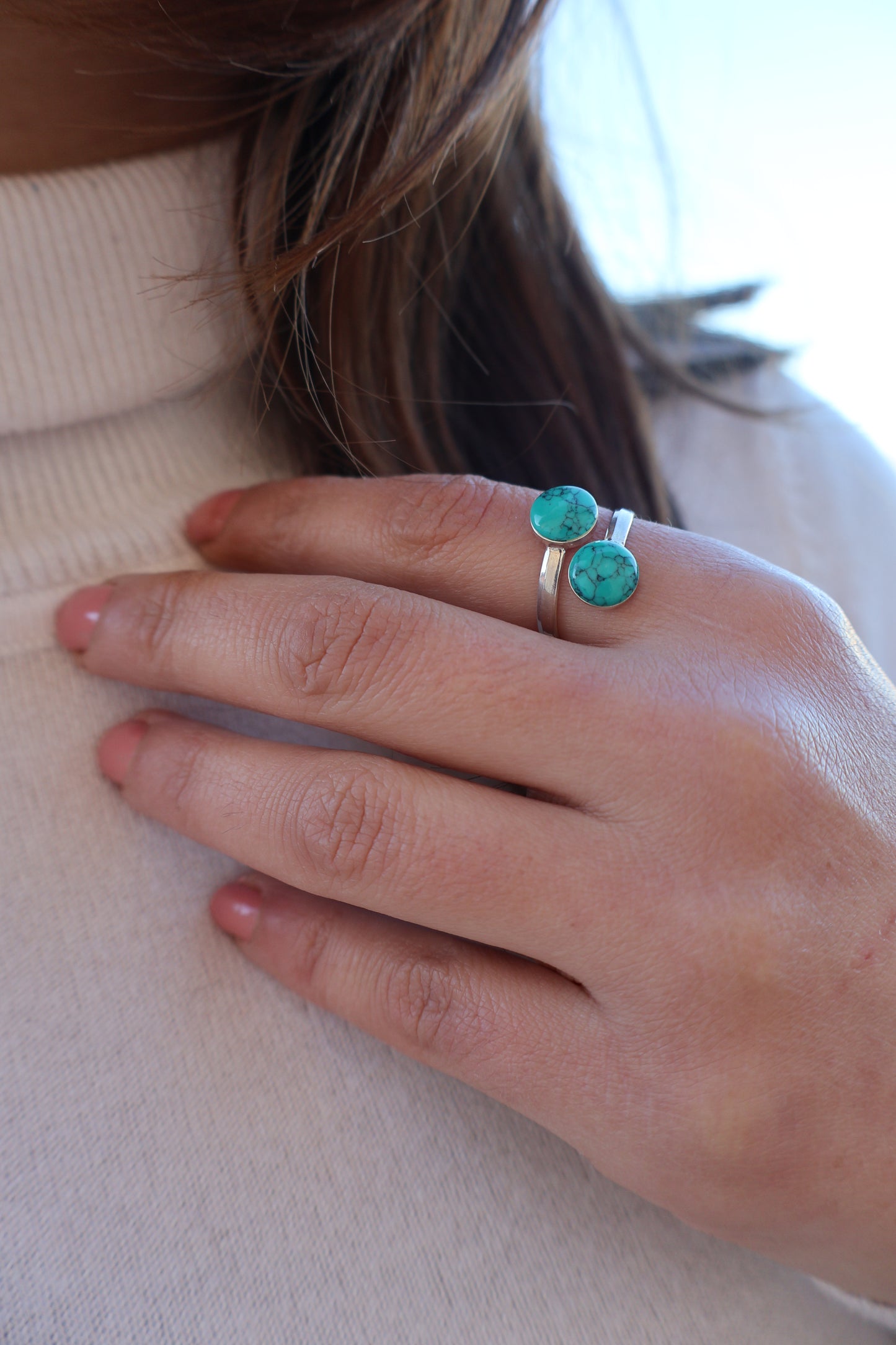 Anillo Turquesa en plata 925 con piedra turquesa natural, diseño elegante y versátil de Fiora Jewels.