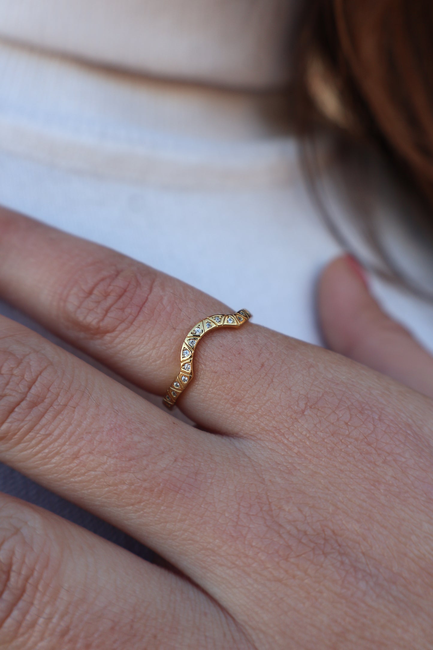 Anillo Emily chapado en oro con circonitas, joya sofisticada de plata de ley de Fiora Jewels