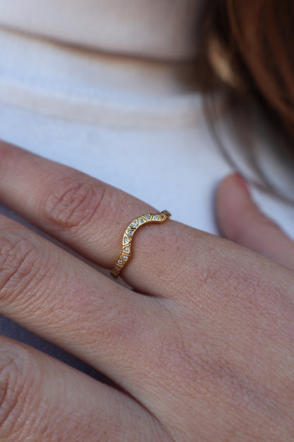 Anillo Emily chapado en oro con circonitas, joya sofisticada de plata de ley de Fiora Jewels