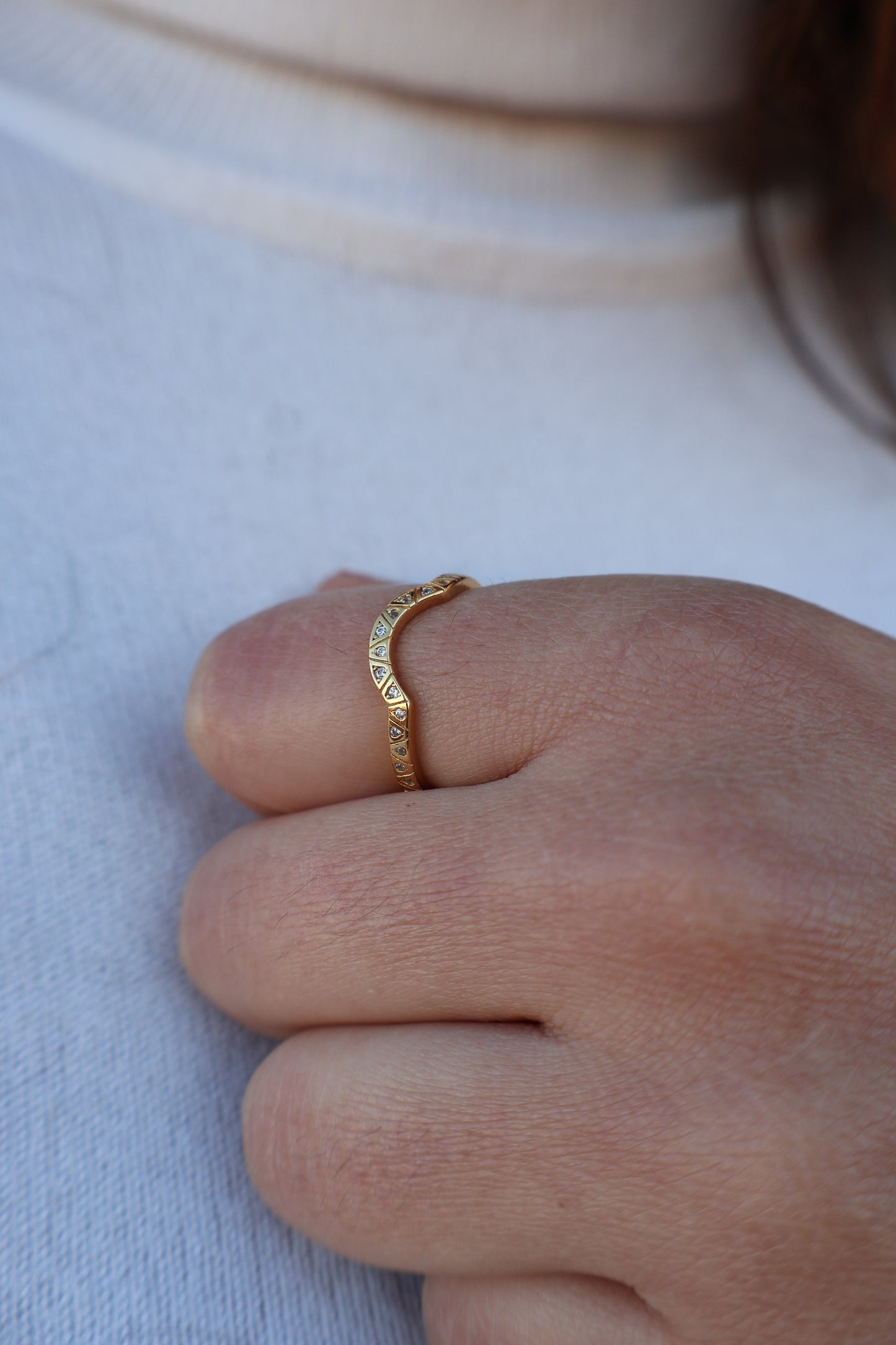 Anillo Emily de Fiora Jewels, plata de ley bañada en oro adornada con circonitas relucientes