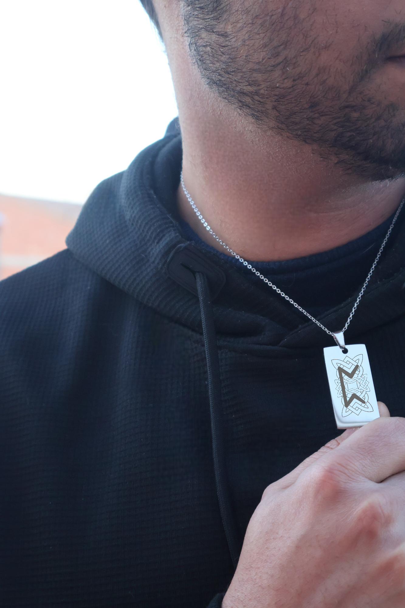 Collar con runas grabadas, un poderoso amuleto de protección y fortaleza espiritual