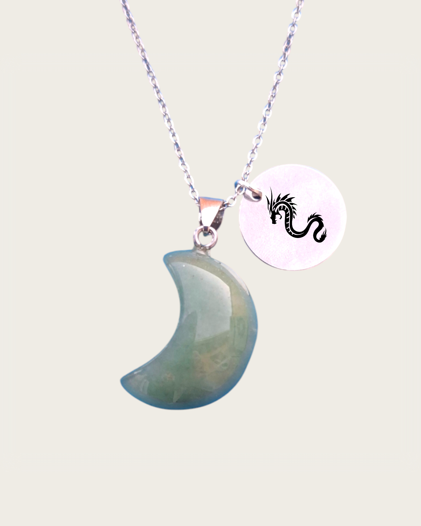 Collar en forma de luna de aventurina verde con chapa de dragón, símbolo de poder y armonía