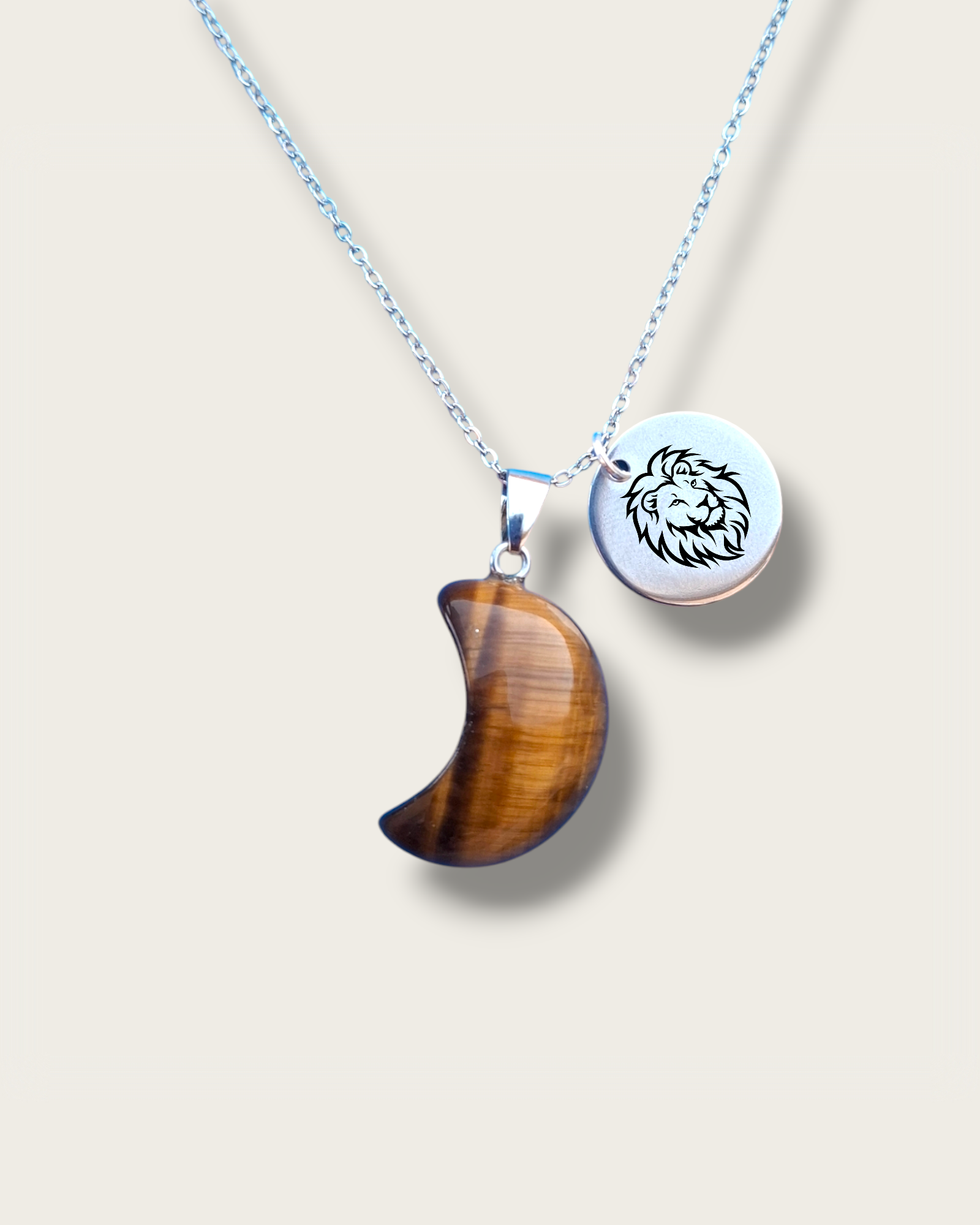 Collar de ojo de tigre en forma de luna con chapa de león, símbolo de valentía y protección