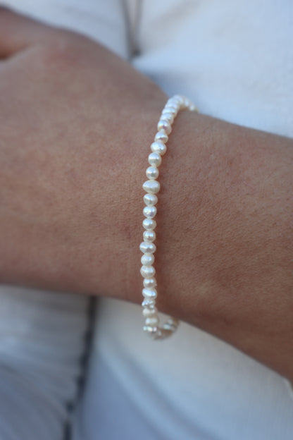 Pulsera Di Mare en plata 925 con baño en oro de 18K y perlas cultivadas, diseño elegante y atemporal de Fiora Jewels.
