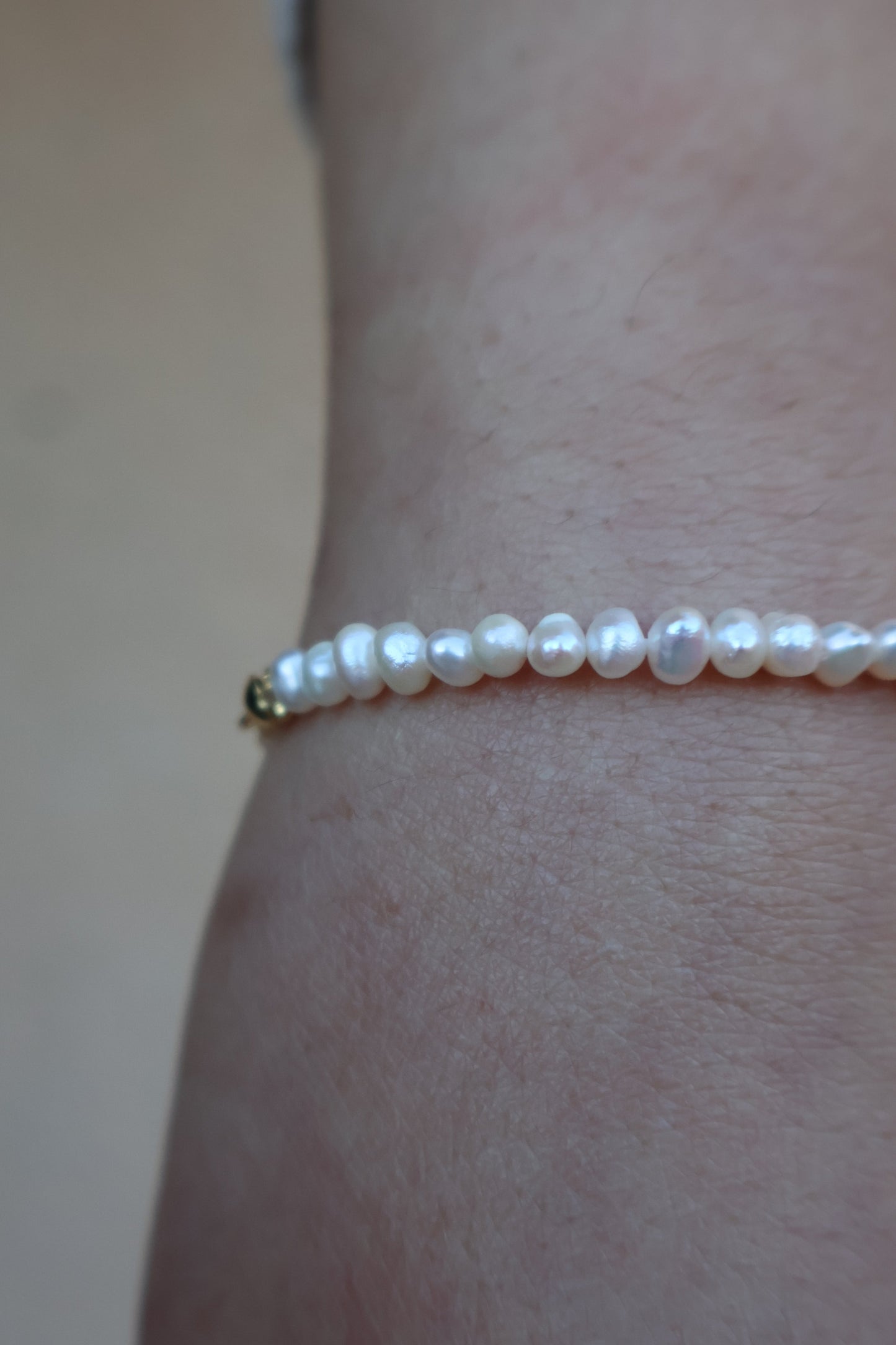 Pulsera Di Mare de Fiora Jewels, diseño en plata 925 con baño en oro de 18K y perlas cultivadas, evocando la serenidad del mar