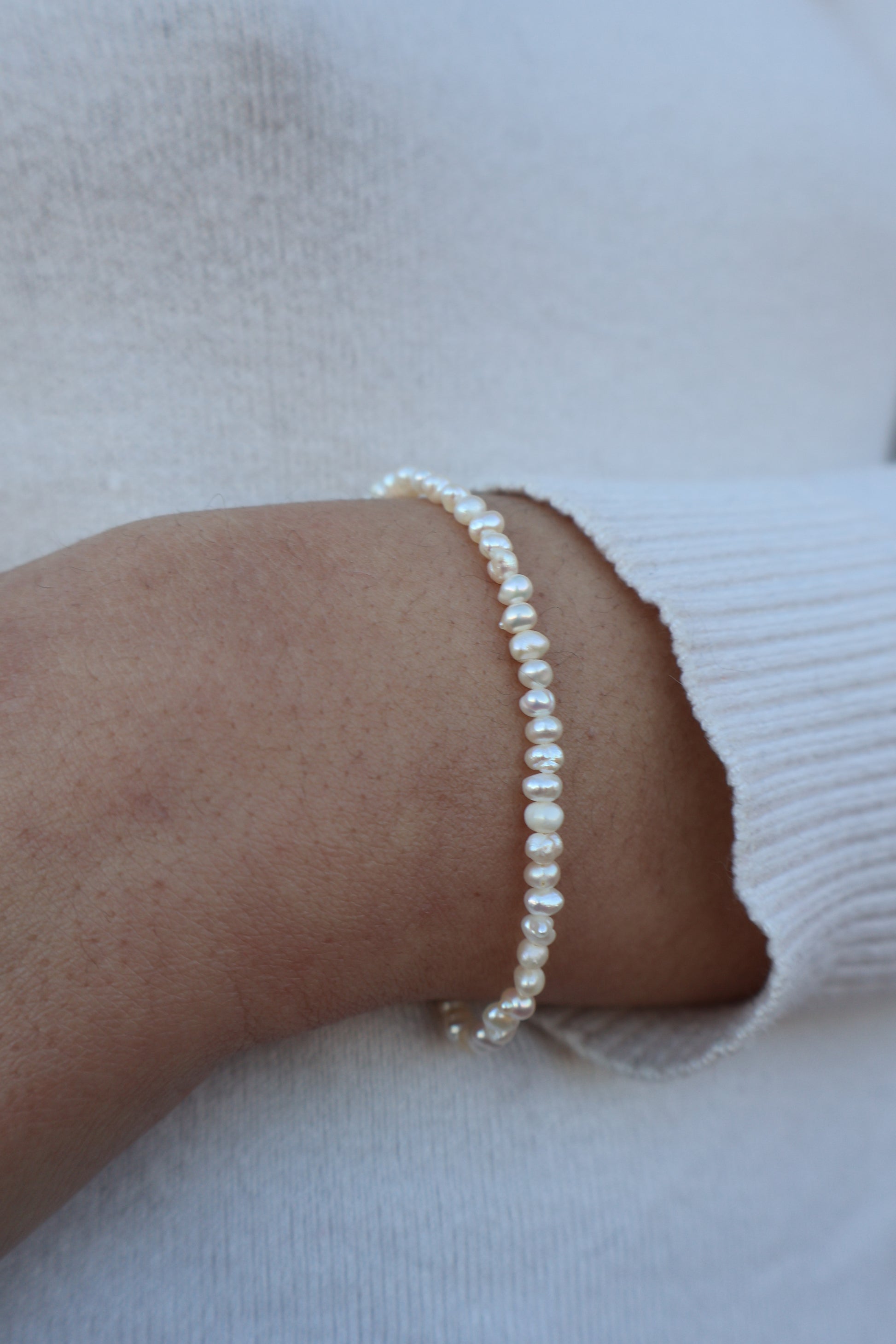 Pulsera Di Mare de Fiora Jewels, joya en plata de ley 925 con baño en oro de 18K y perlas cultivadas, inspirada en el océano.