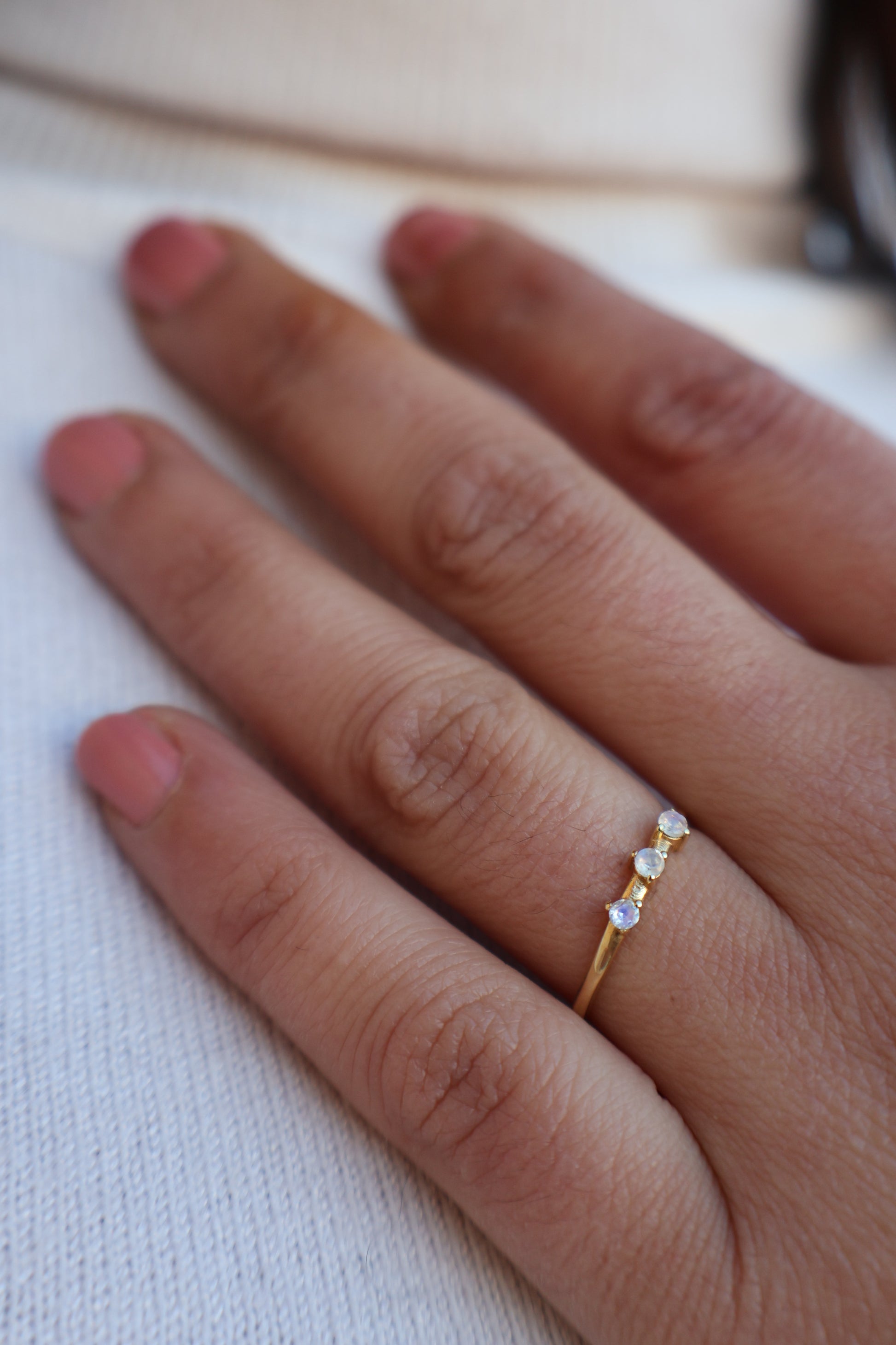 Joya única de Fiora Jewels, el Anillo Piedra Luna con plata de ley y piedra luna iridiscente, para resaltar tu estilo