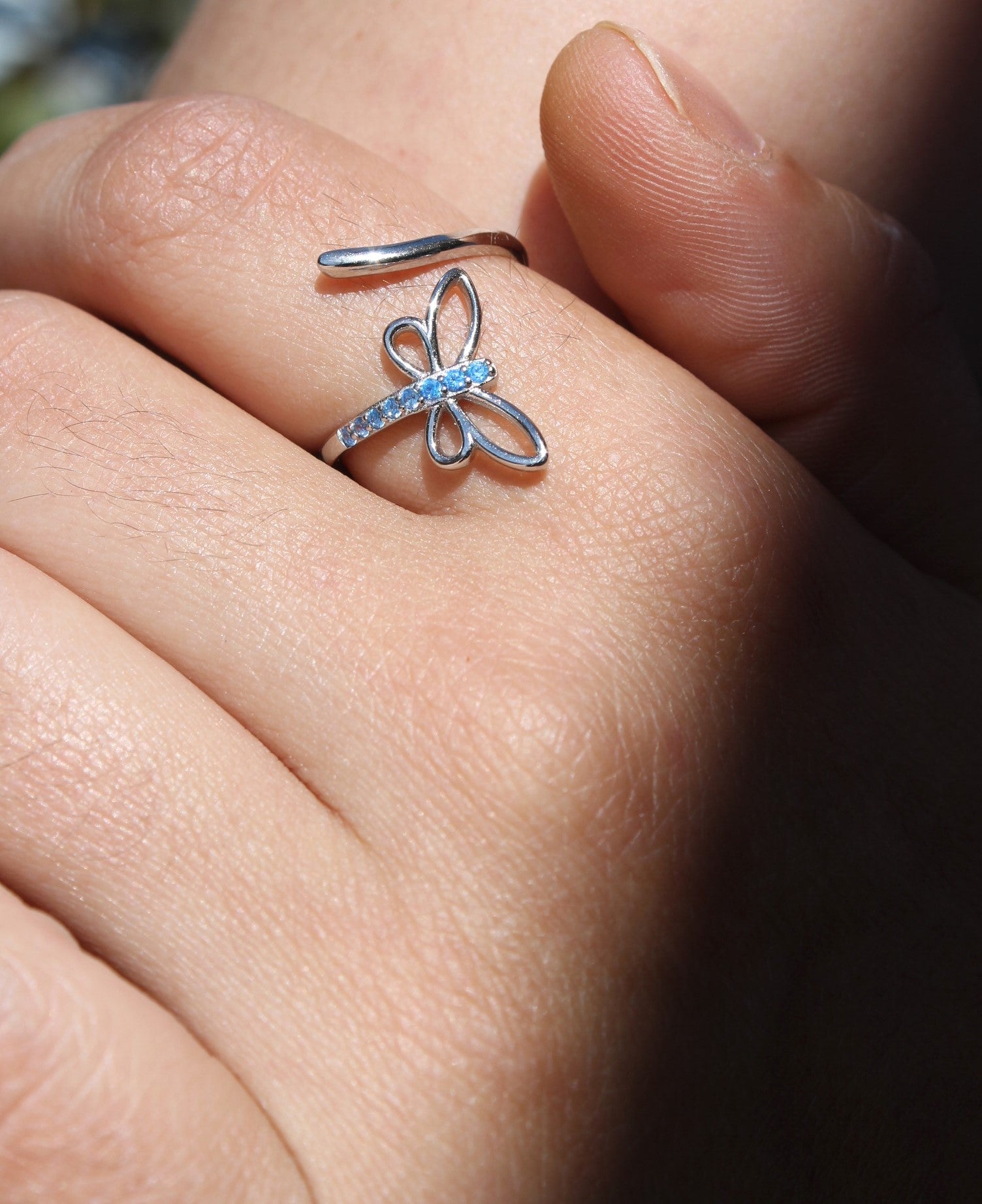 Anillo Libélula de plata 925 con circonitas azules, diseño único y ajustable de Fiora Jewels.