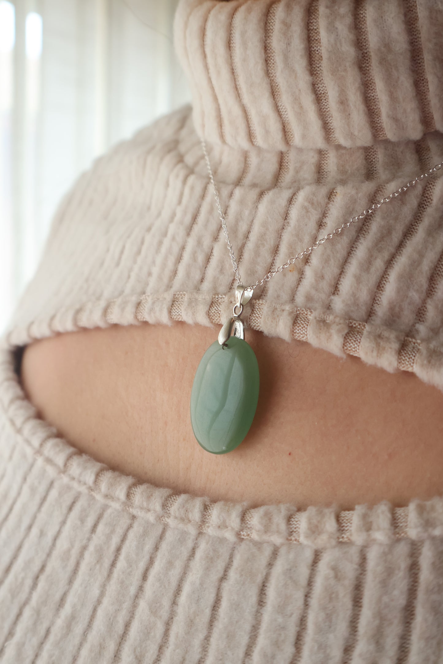 Collar con colgante de aventurina verde en forma redonda, diseño elegante de Fiora Jewels