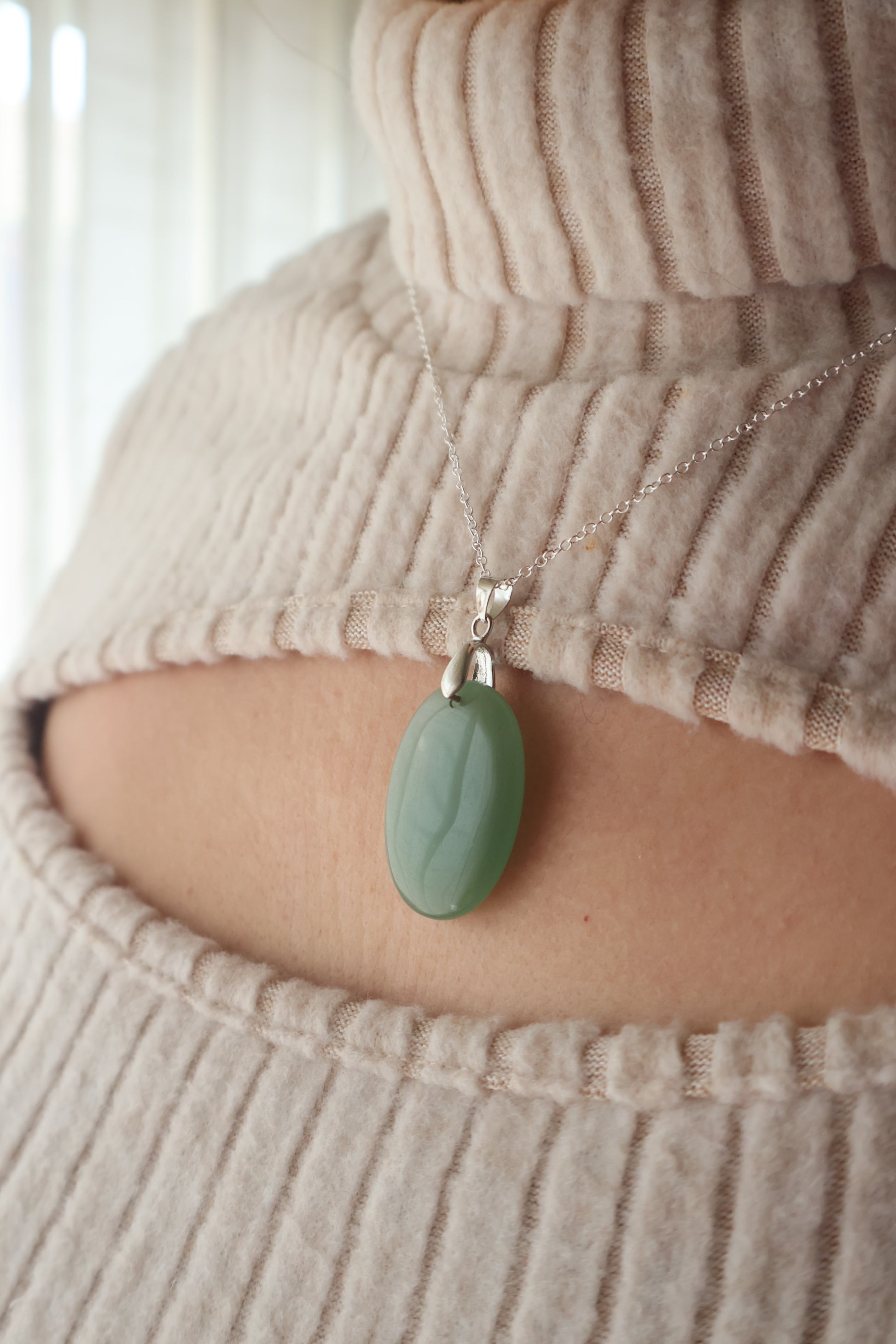 Collar con colgante de aventurina verde en forma redonda, diseño elegante de Fiora Jewels