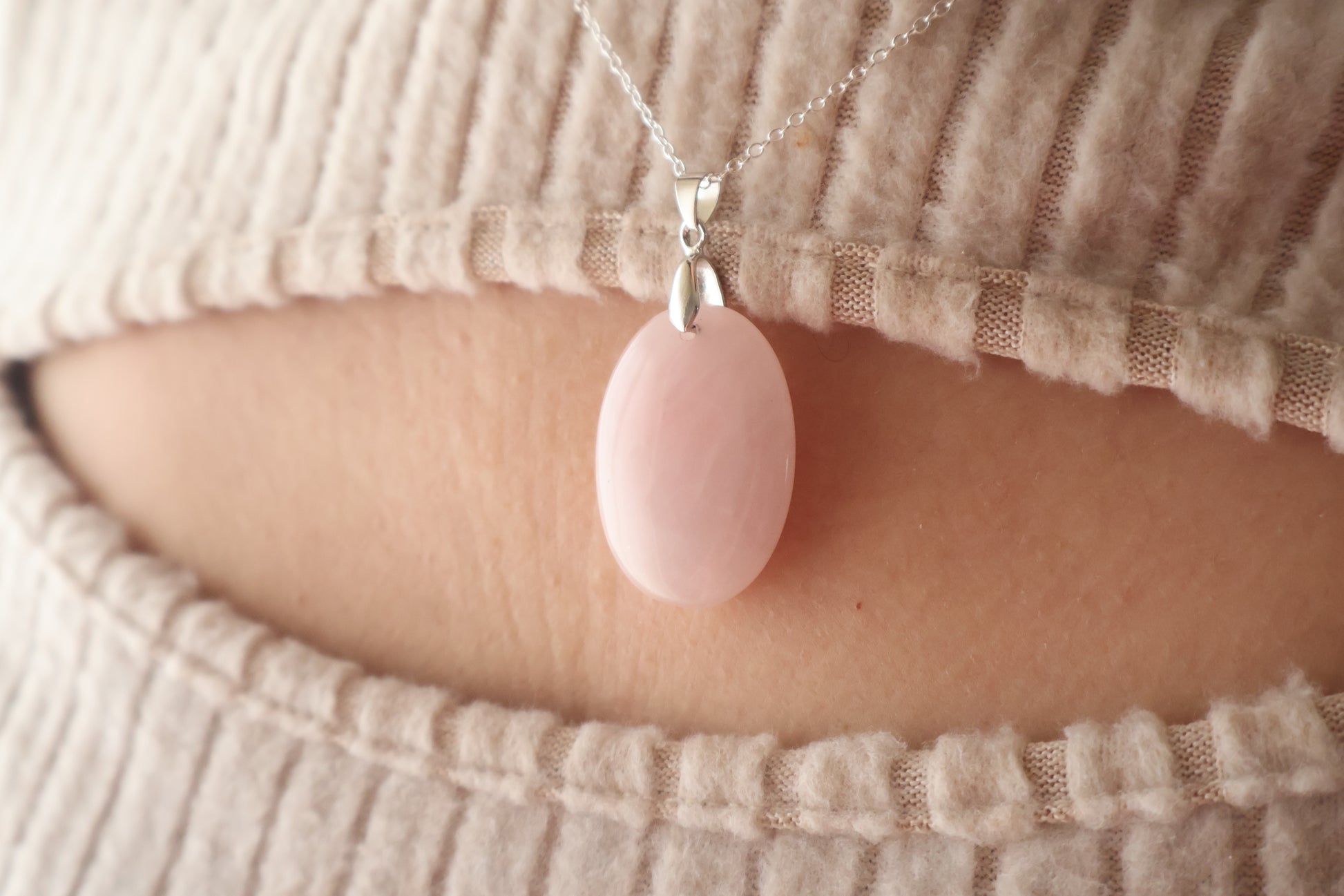 Collar con colgante de cuarzo rosa, montado en cadena de plata de ley 925, diseño romántico y elegante
