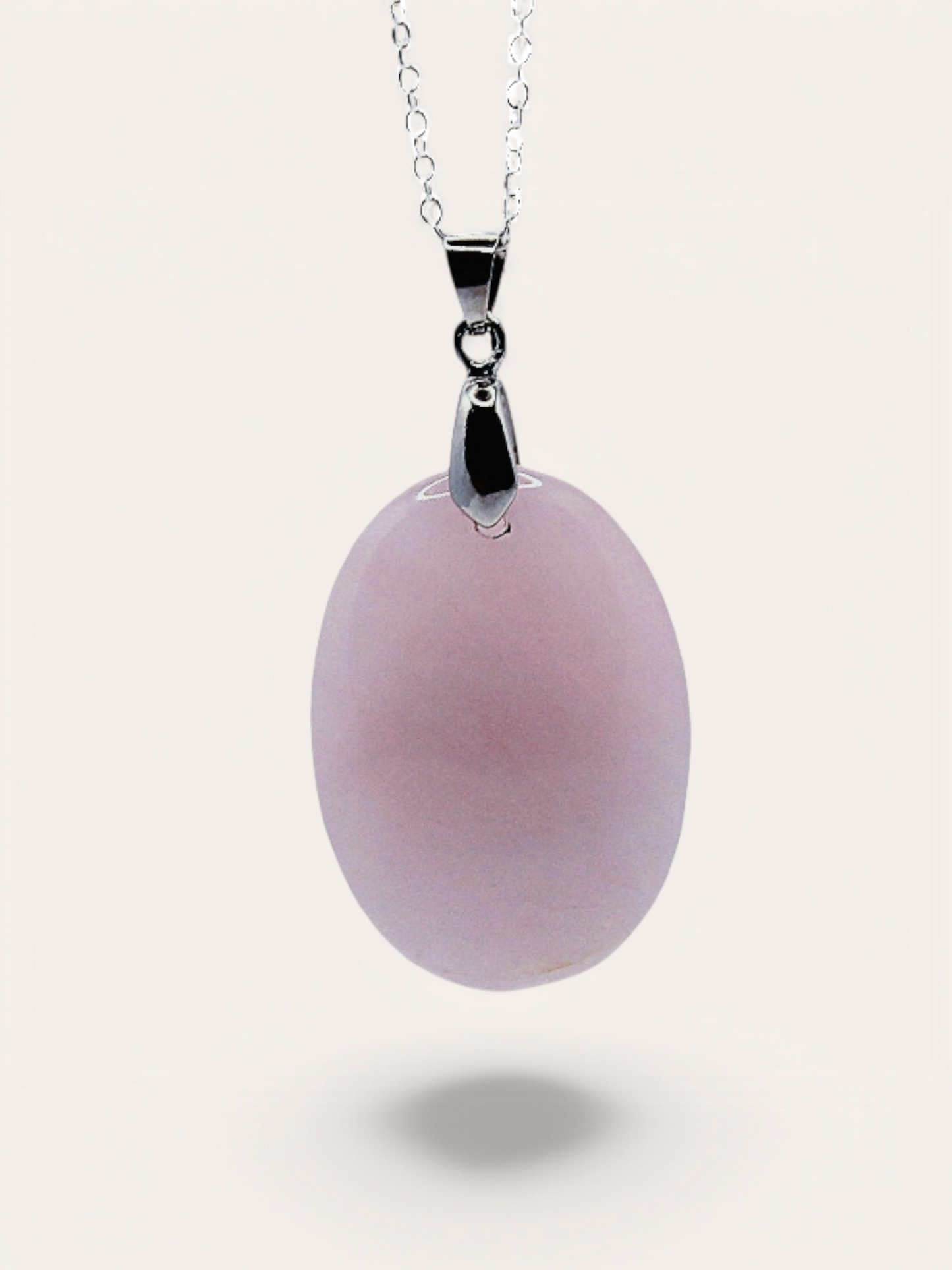Collar de Fiora Jewels con colgante de cuarzo rosa natural en plata de ley 925, símbolo de amor y armonía