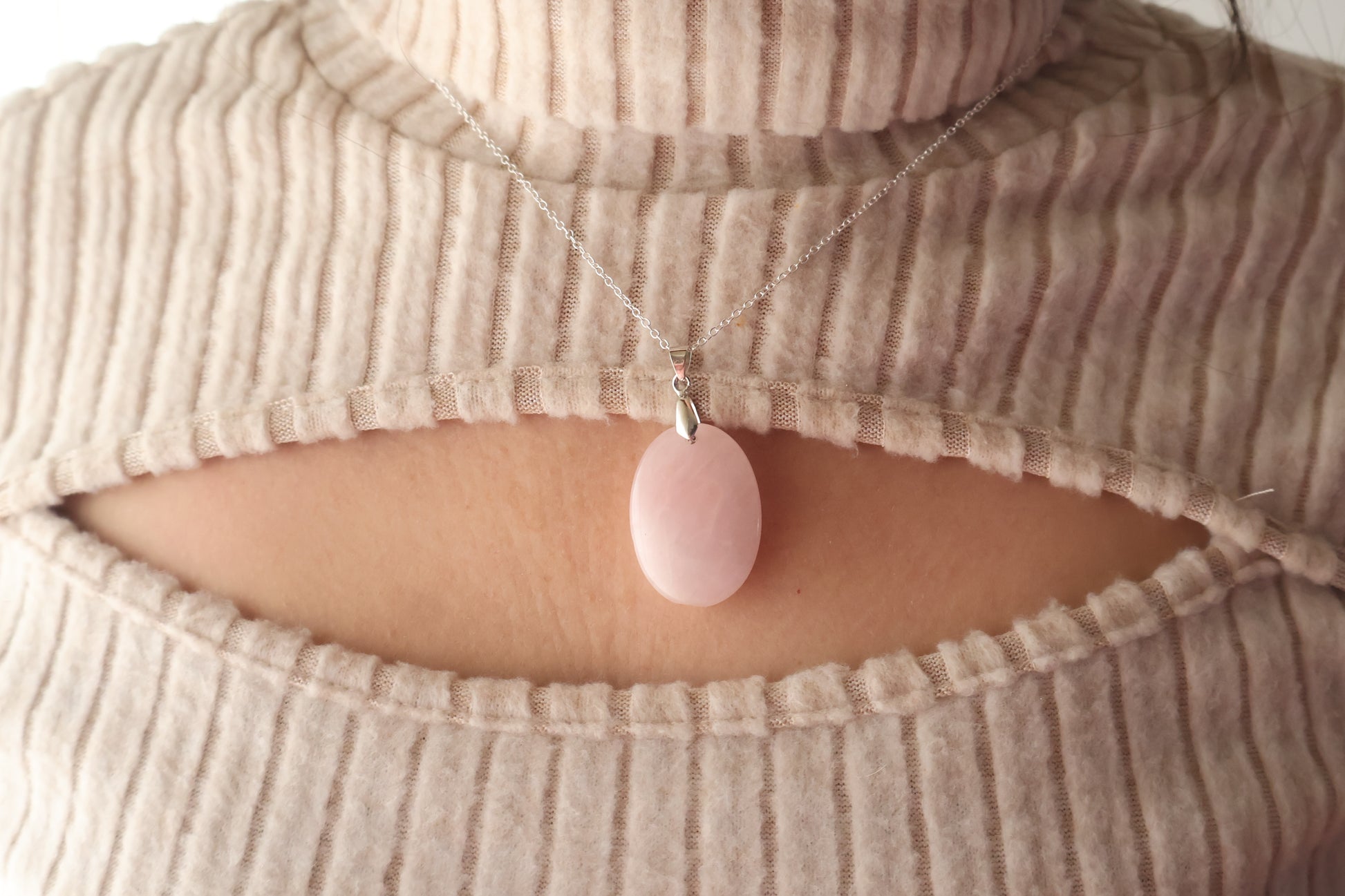 Collar de cuarzo rosa con colgante redondo y montura en plata de ley 925, una joya delicada y sofisticada