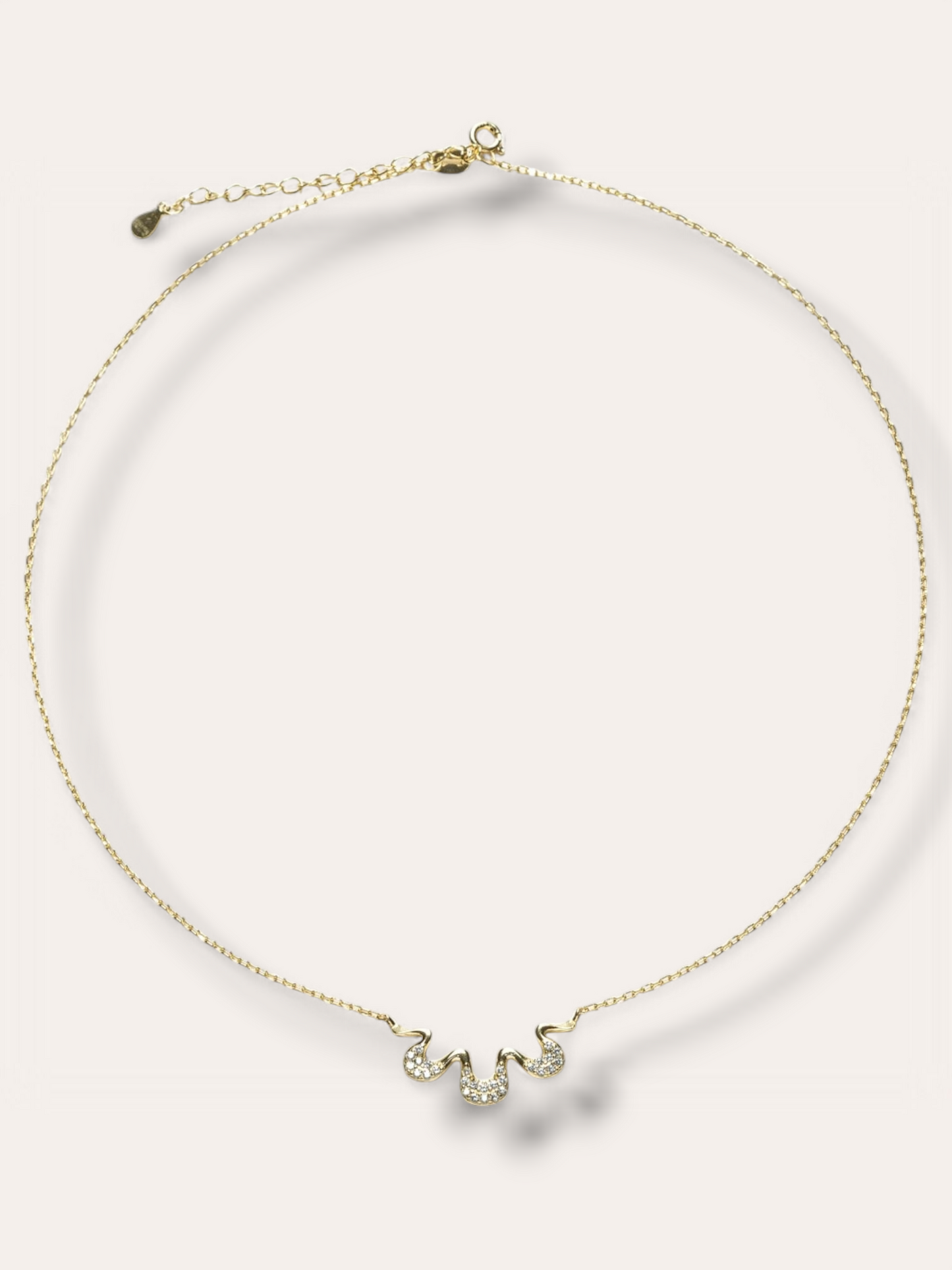Collar Fiora en plata rodiada o baño de oro 18k, con diseño sofisticado y un toque de elegancia atemporal