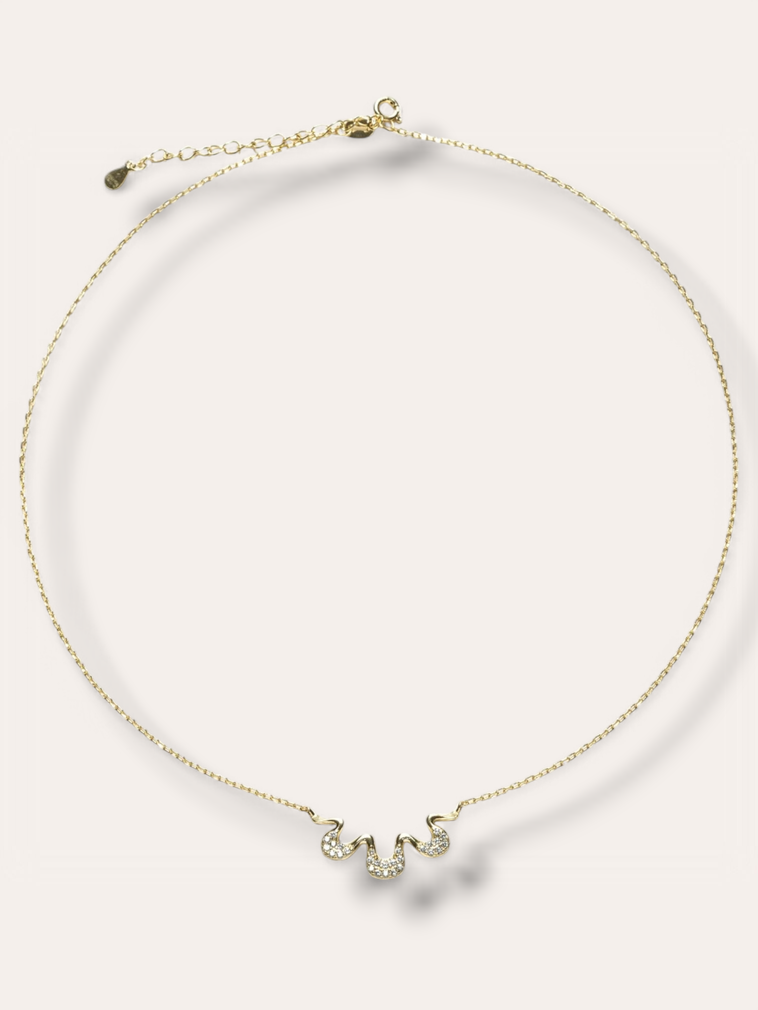 Collar Fiora en plata rodiada o baño de oro 18k, con diseño sofisticado y un toque de elegancia atemporal
