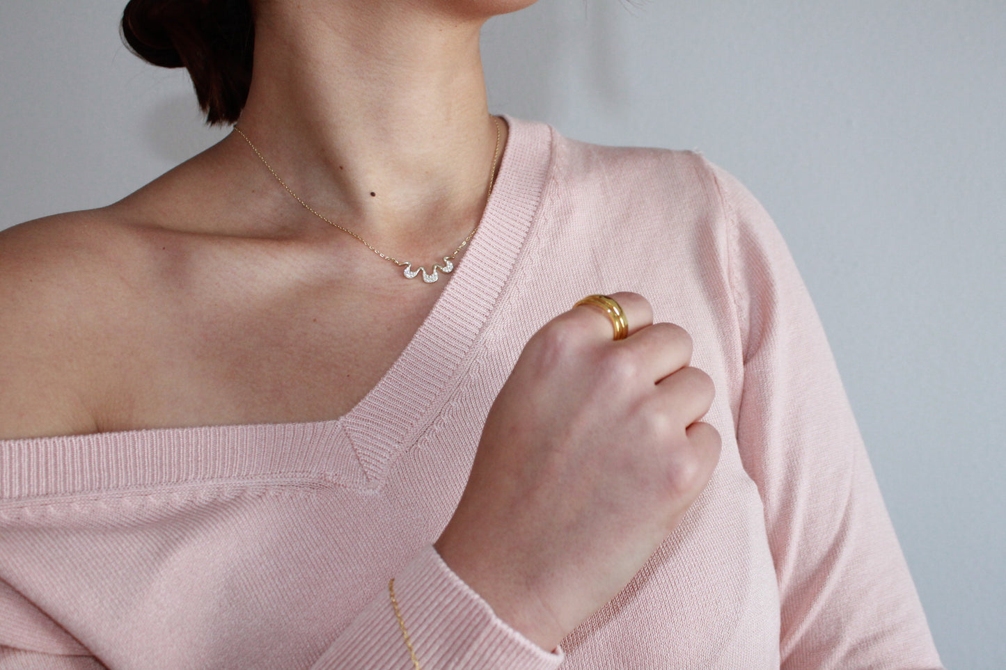 Collar Fiora en plata rodiada o con baño de oro 18k, una pieza elegante que complementa cualquier estilo con sofisticación