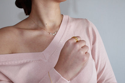 Collar Fiora en plata rodiada o con baño de oro 18k, una pieza elegante que complementa cualquier estilo con sofisticación
