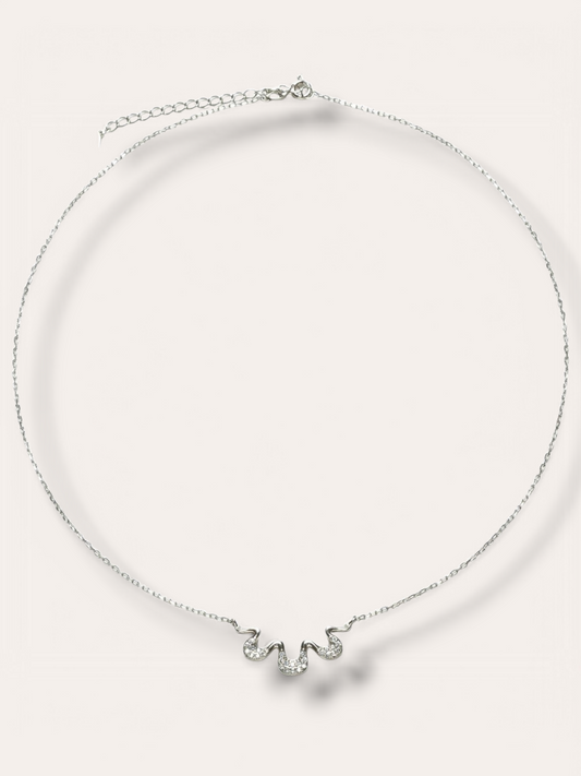 Collar Fiora de Fiora Jewels, disponible en plata rodiada o baño de oro 18k, una joya elegante y versátil