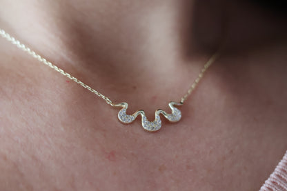 Collar Fiora de diseño minimalista, en plata rodiada o baño de oro 18k, perfecto para un look elegante y moderno