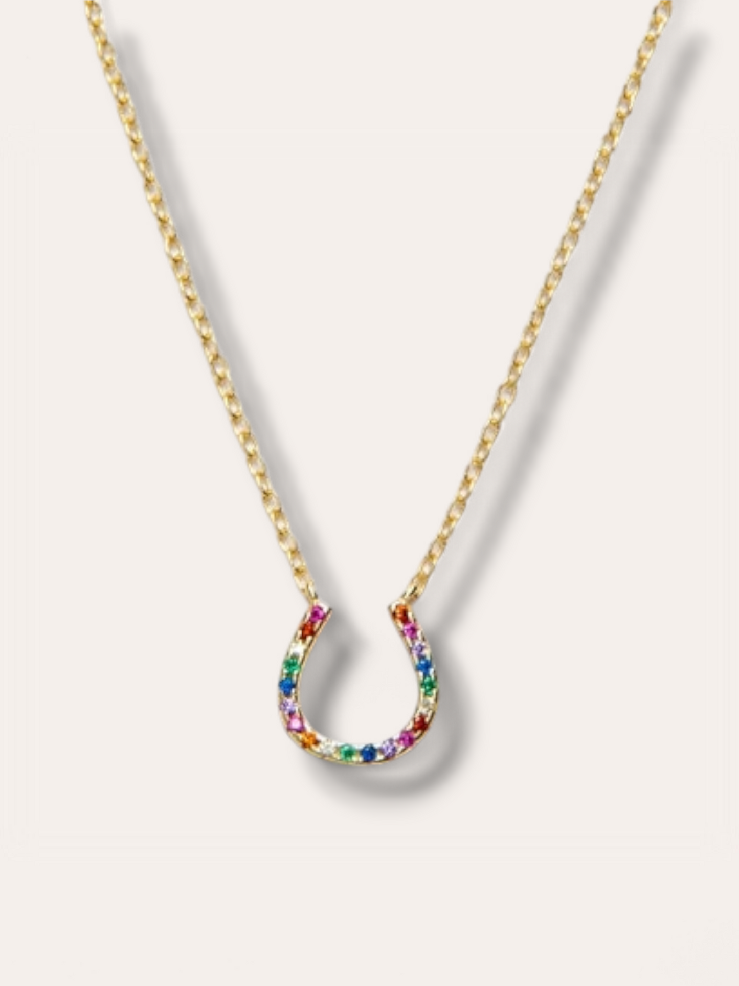 Collar Herradura con baño de oro de 18k, un amuleto de fortuna y elegancia en una pieza sofisticada de Fiora Jewels