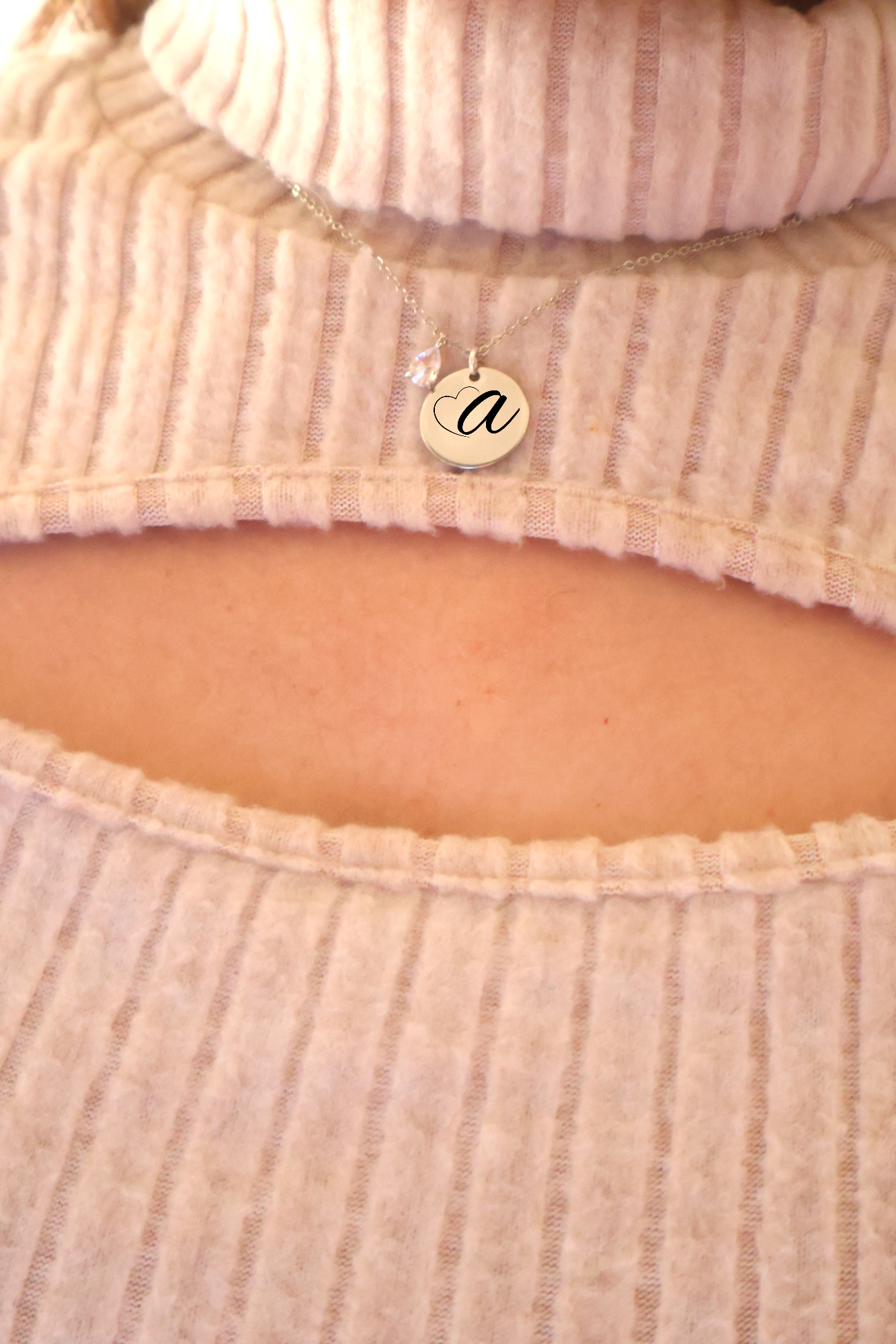 Collar con inicial personalizada y circonita engastada, un diseño delicado y sofisticado ideal para un toque único
