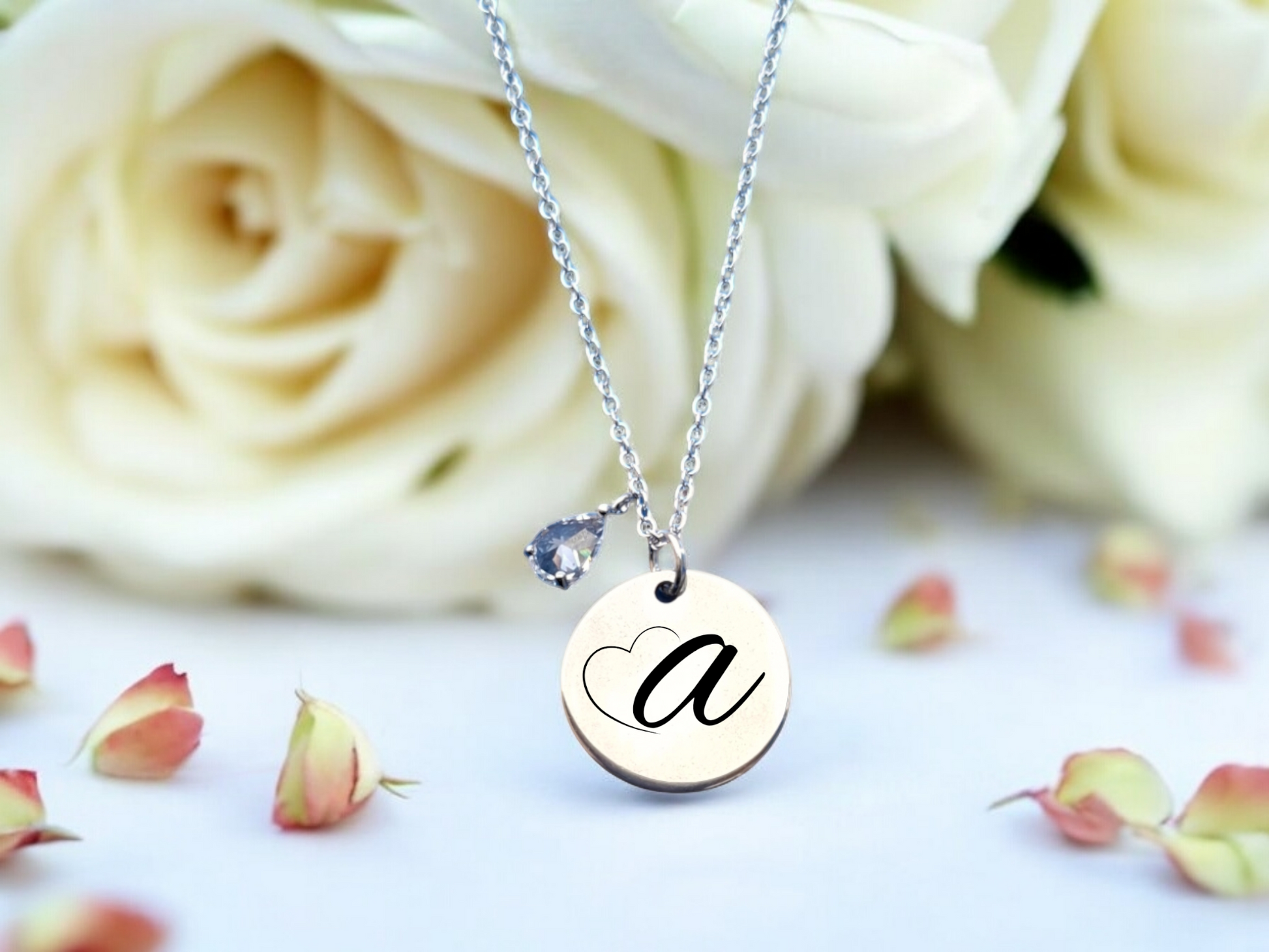 Collar Letra Personalizada con circonita, una joya exclusiva y elegante de Fiora Jewels