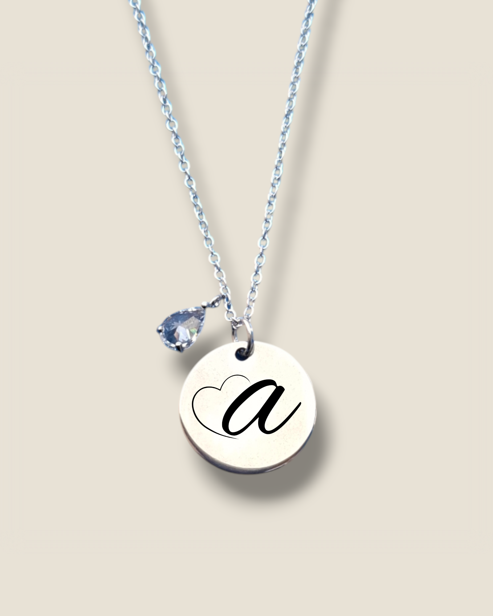 Collar con letra personalizada de Fiora Jewels, decorado con una circonita brillante en acero inoxidable