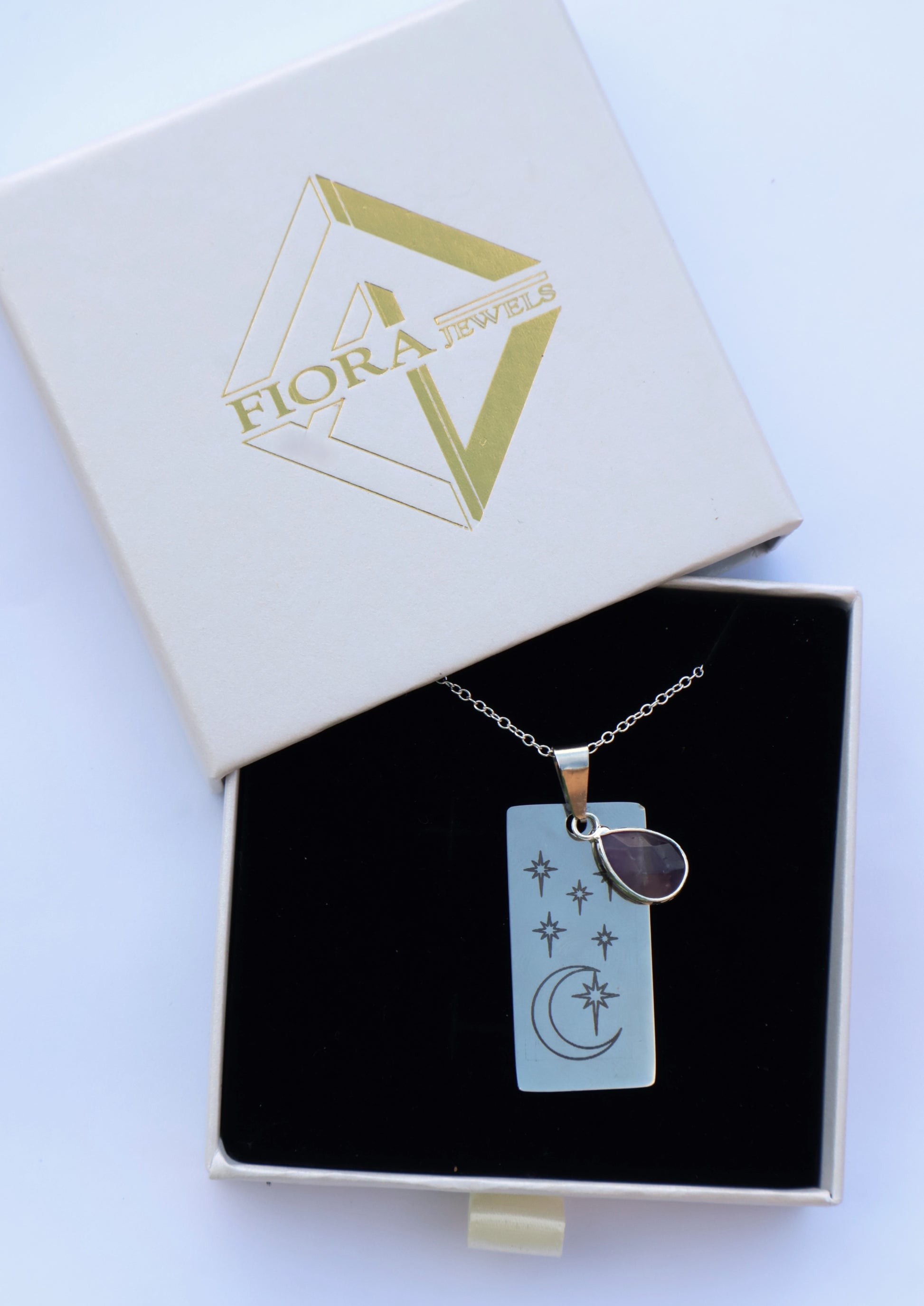 Elegante collar de Fiora Jewels con colgante de luna y piedra amatista natural en diseño de acero inoxidable