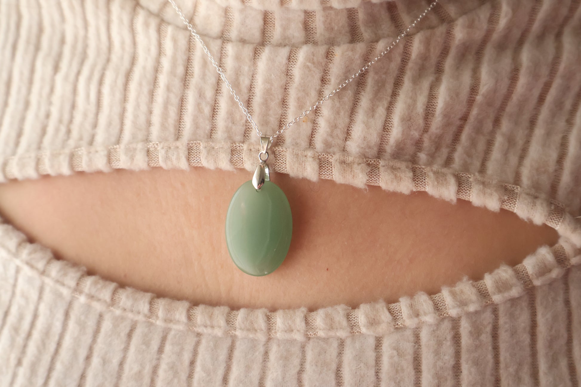 Collar de piedra aventurina verde, símbolo de energía y equilibrio, montado en cadena de aplata de Fiora Jewels