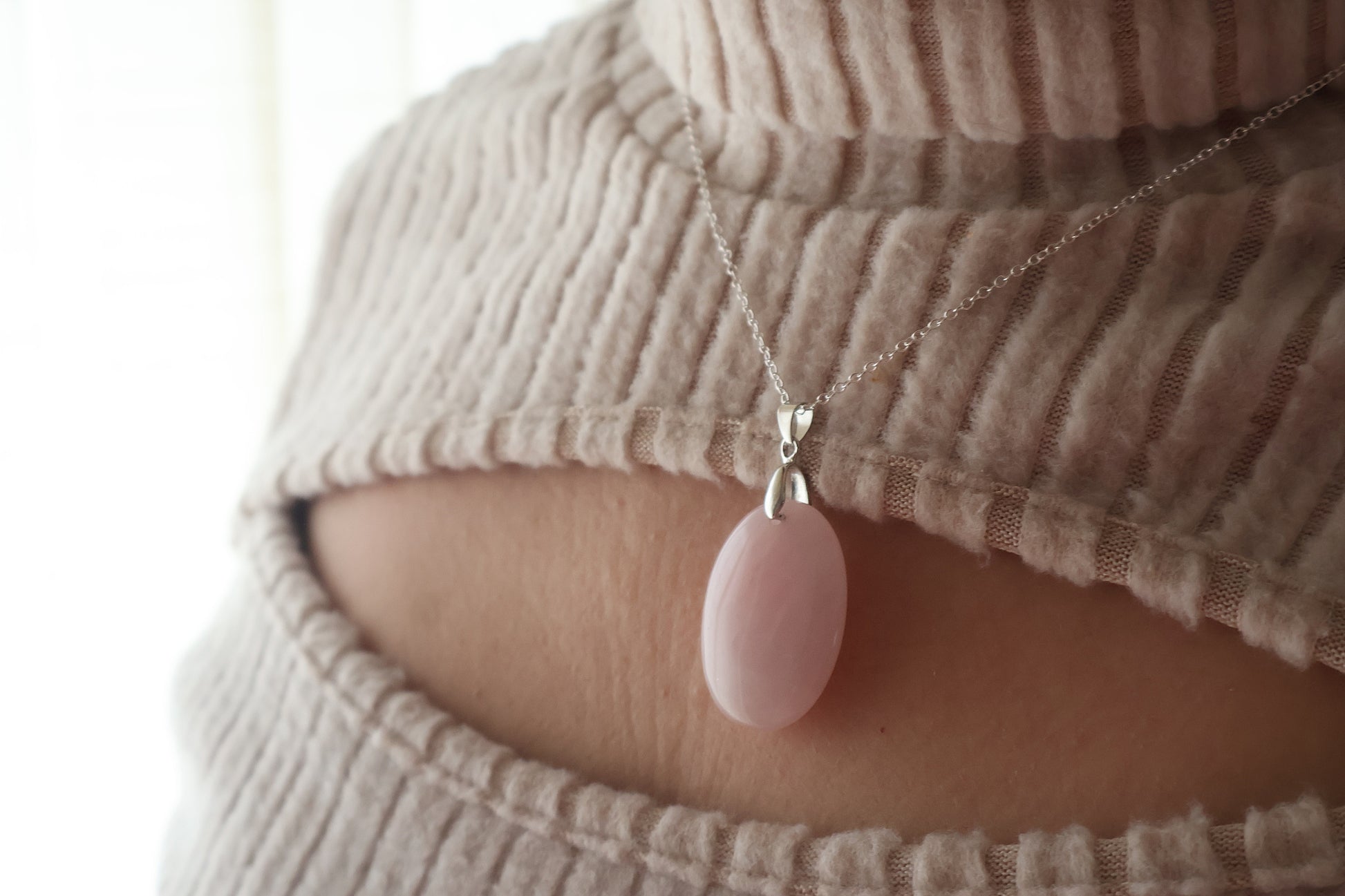 Collar con piedra natural de cuarzo rosa, engastado en plata de ley 925, ideal para atraer energía positiva y equilibrio emocional