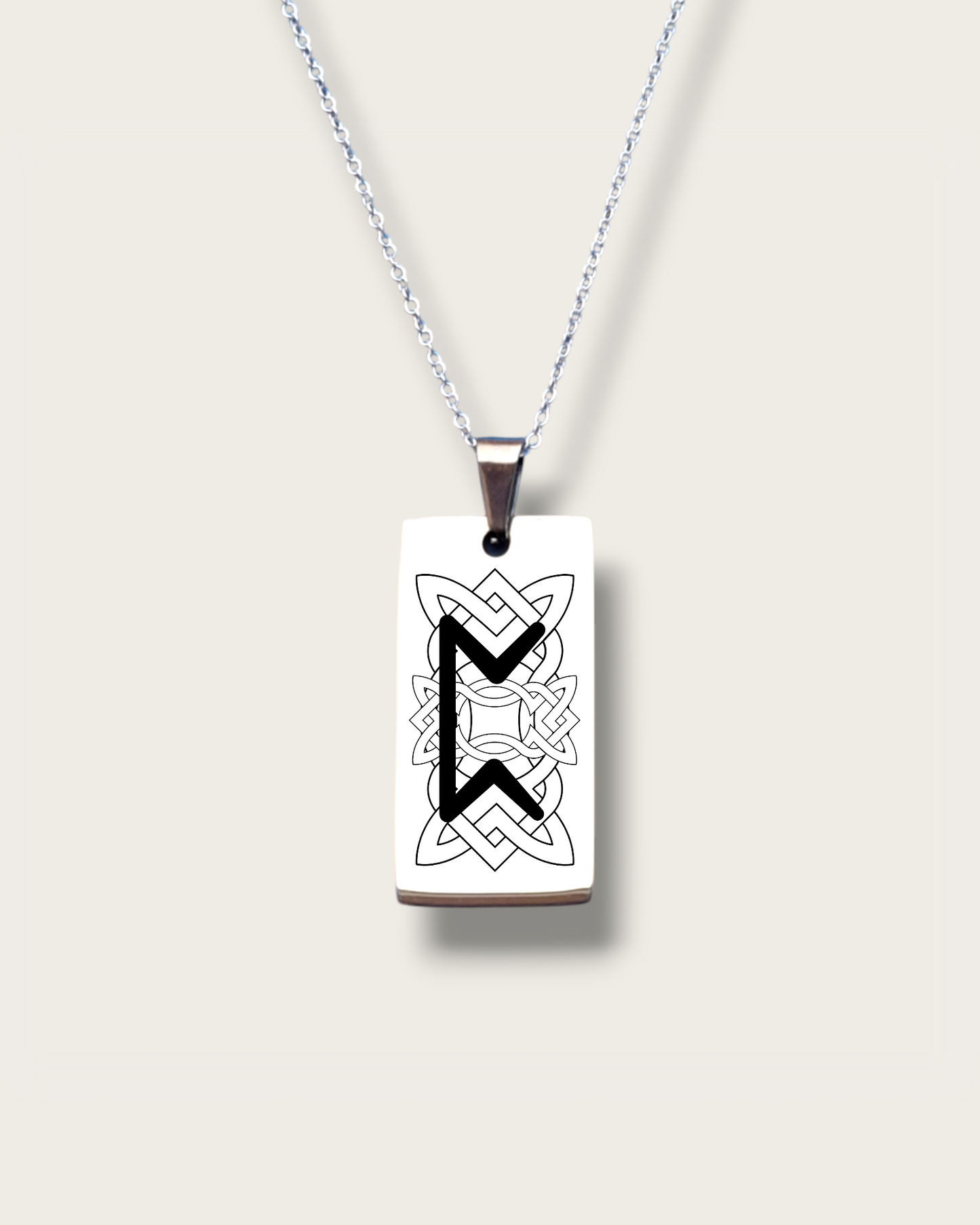 Collar con colgante de runa en acero inoxidable, un amuleto místico de protección y energía
