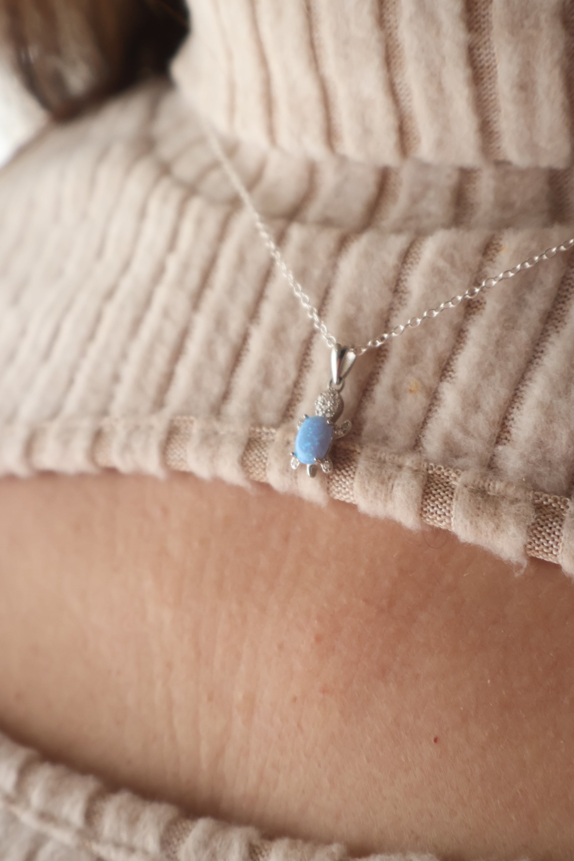 Colgante de tortuga con ópalo azul brillante, joya artesanal con diseño inspirado en el océano, ideal para amantes de la naturaleza y el mar