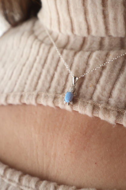 Colgante de tortuga con ópalo azul brillante, joya artesanal con diseño inspirado en el océano, ideal para amantes de la naturaleza y el mar