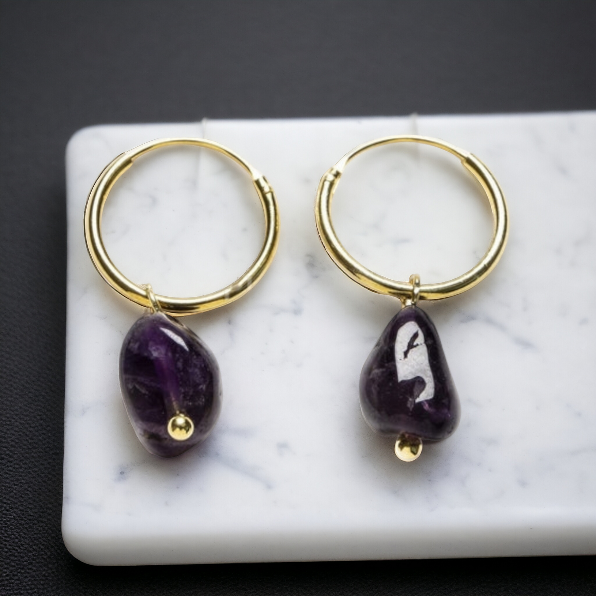 Pendientes con amatista natural en plata de ley y baño oro 18k, un diseño sofisticado que realza la belleza y la armonía