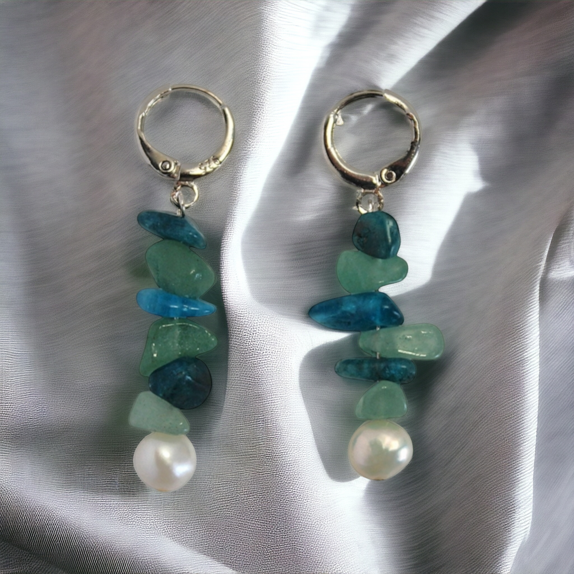 Pendientes Gaia de plata de ley, adornados con piedras semipreciosas naturales, ideales para un look elegante y armónico