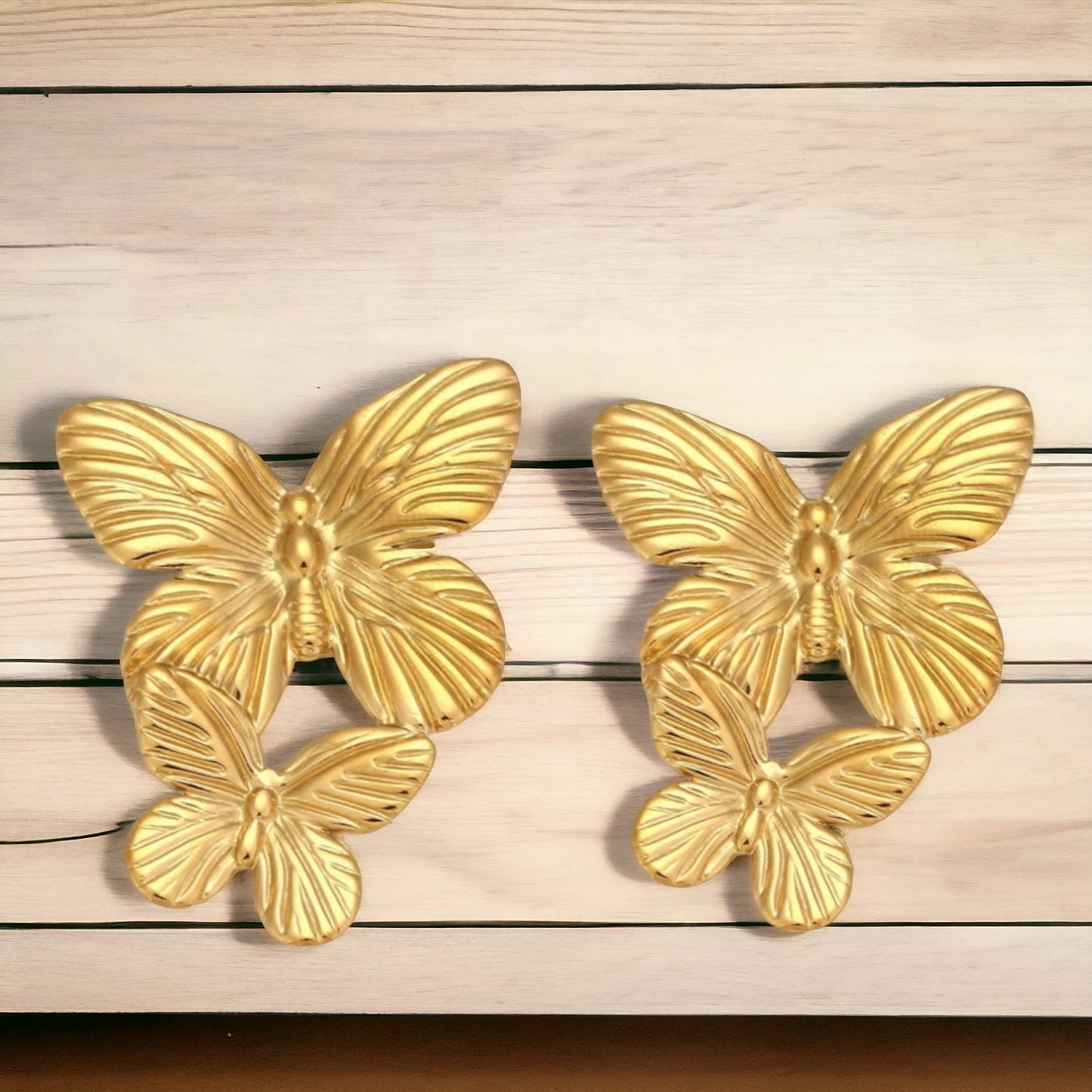 Pendientes Mariposa con detalles en baño de oro, simbolizando el renacer y la belleza de los nuevos comienzos