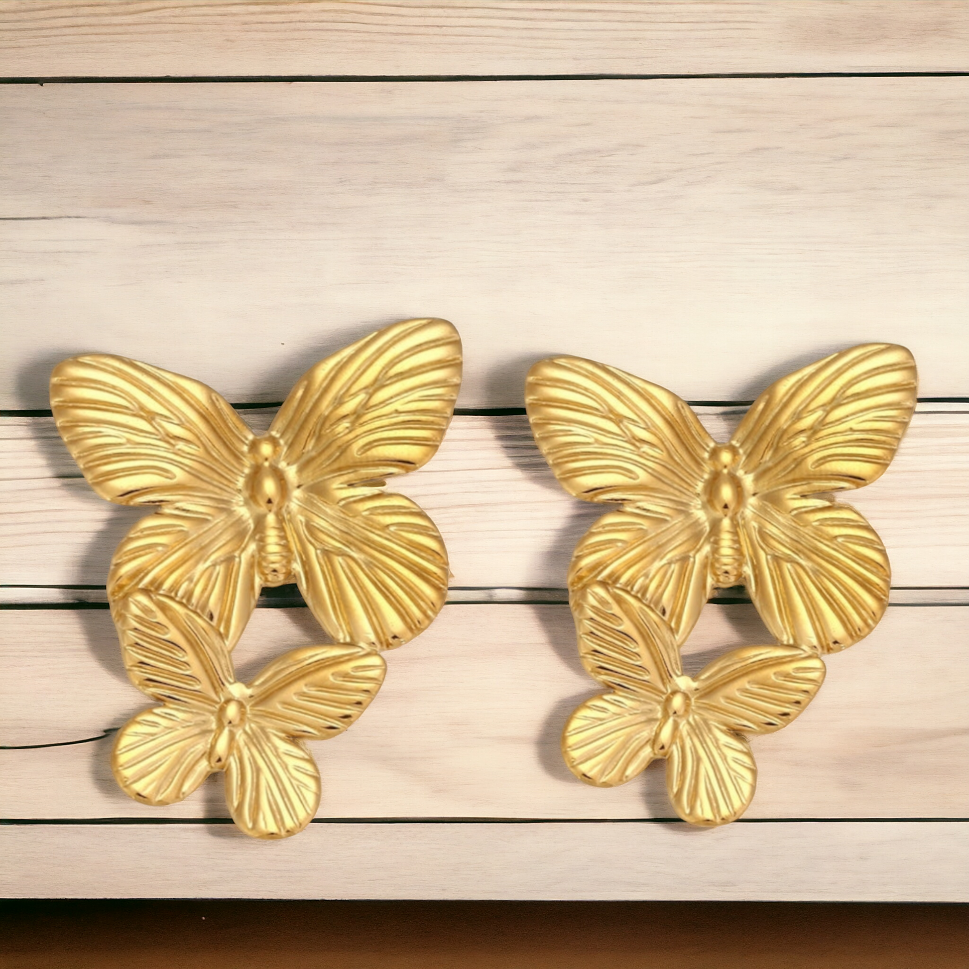Pendientes Mariposa con detalles en baño de oro, simbolizando el renacer y la belleza de los nuevos comienzos
